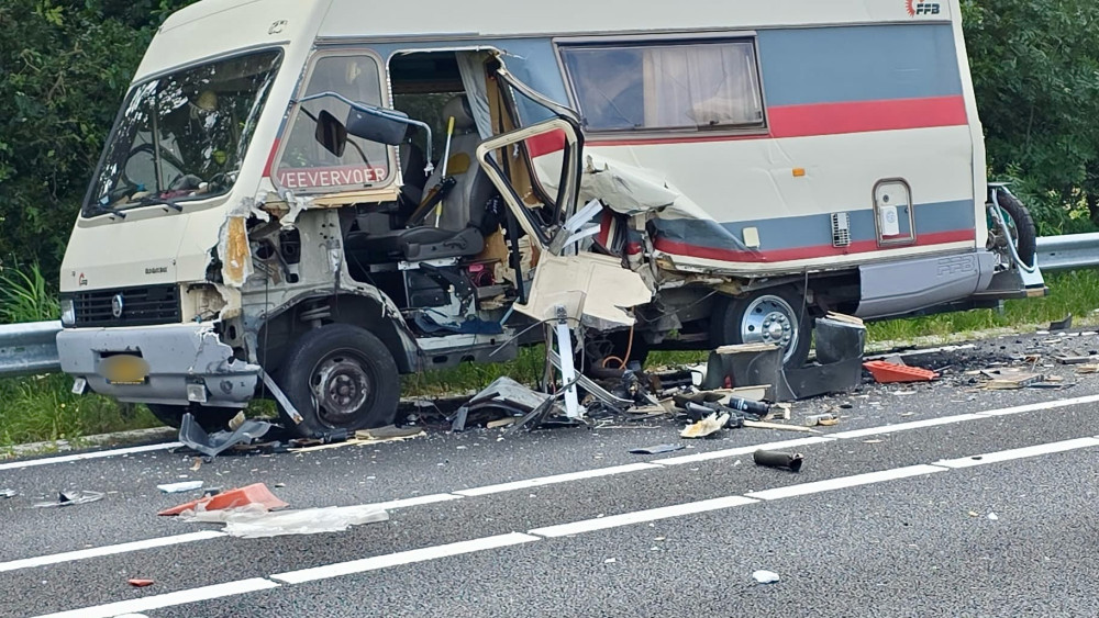 Ravage op de weg: camper en auto botsen nadat bestuurder in slaap valt Home