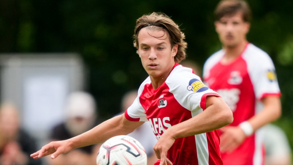 Met zijn trotse familie op de tribune mikt AZ-talent Robbemond op definitieve doorbraak Home
