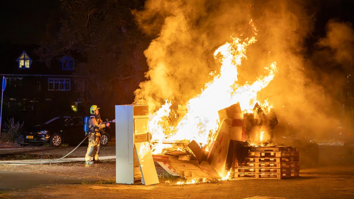 ?? Metershoge vlammen bij brand in bouwafvalbak • Brand in bedrijfspand Amstelveen zorgt voor veel r