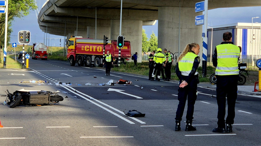 🔴 Scooterrijder zwaargewond na aanrijding met bestelbus • Dode in woning met hennepplantage niet door misdrijf om het leven gekomen