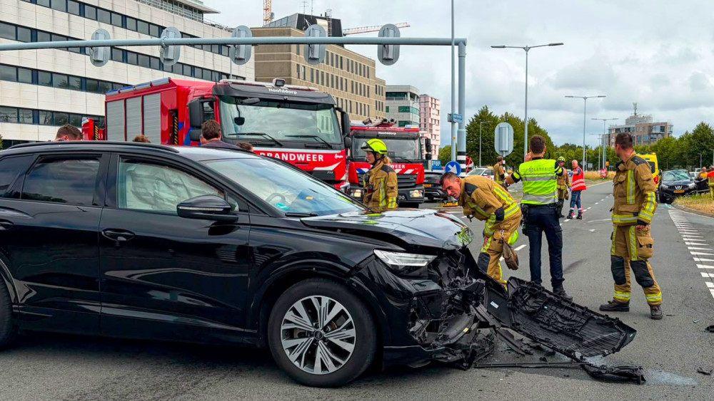 Two cars heavily damaged after collision in Hoofddorp, one person injured