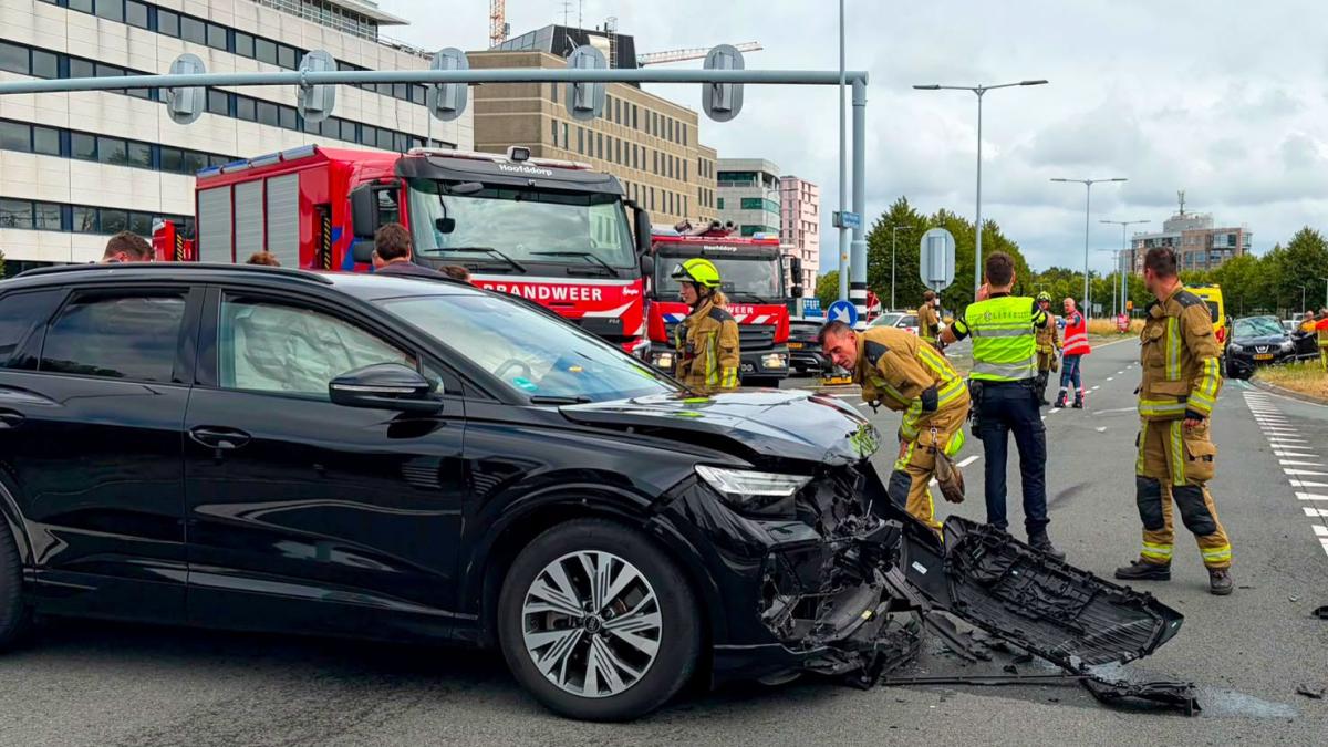 Twee auto's zwaar beschadigd na botsing in Hoofddorp, één persoon gewond