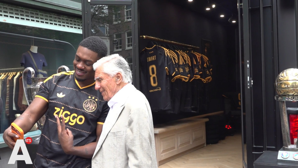 Ajax presents new away kit with bus on Elandsgracht: "The color suits me well"