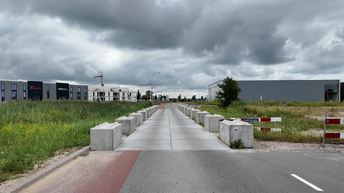 Illegale weg tussen Heiloo en Alkmaar ligt er nog steeds, officiële oplossing blijft uit