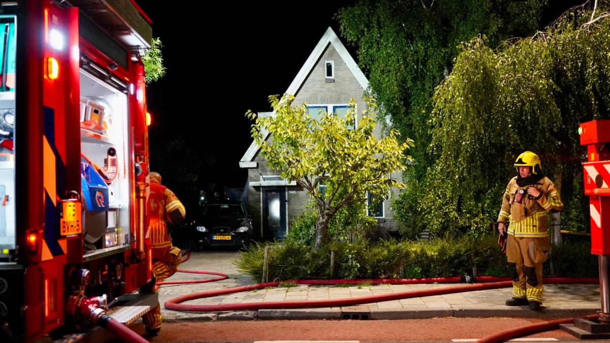 Brandweer blust uitslaande brand in woning, bewoner niet thuis