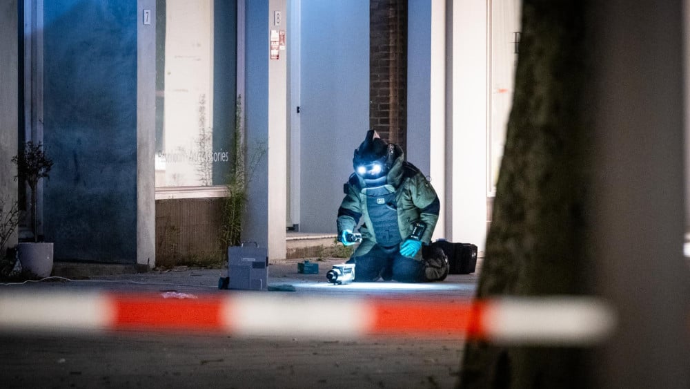 Residents evacuated in middle of the night after explosive found at Nieuw-West toy store