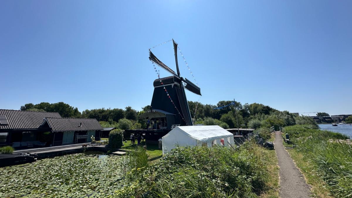 Haarlemse molen De Eenhoorn viert feest: 250 jaar oud en nog altijd in bedrijf