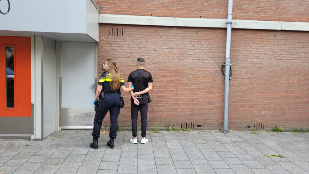 Bag of cocaine found on Banneplein, suspect arrested and two men fled