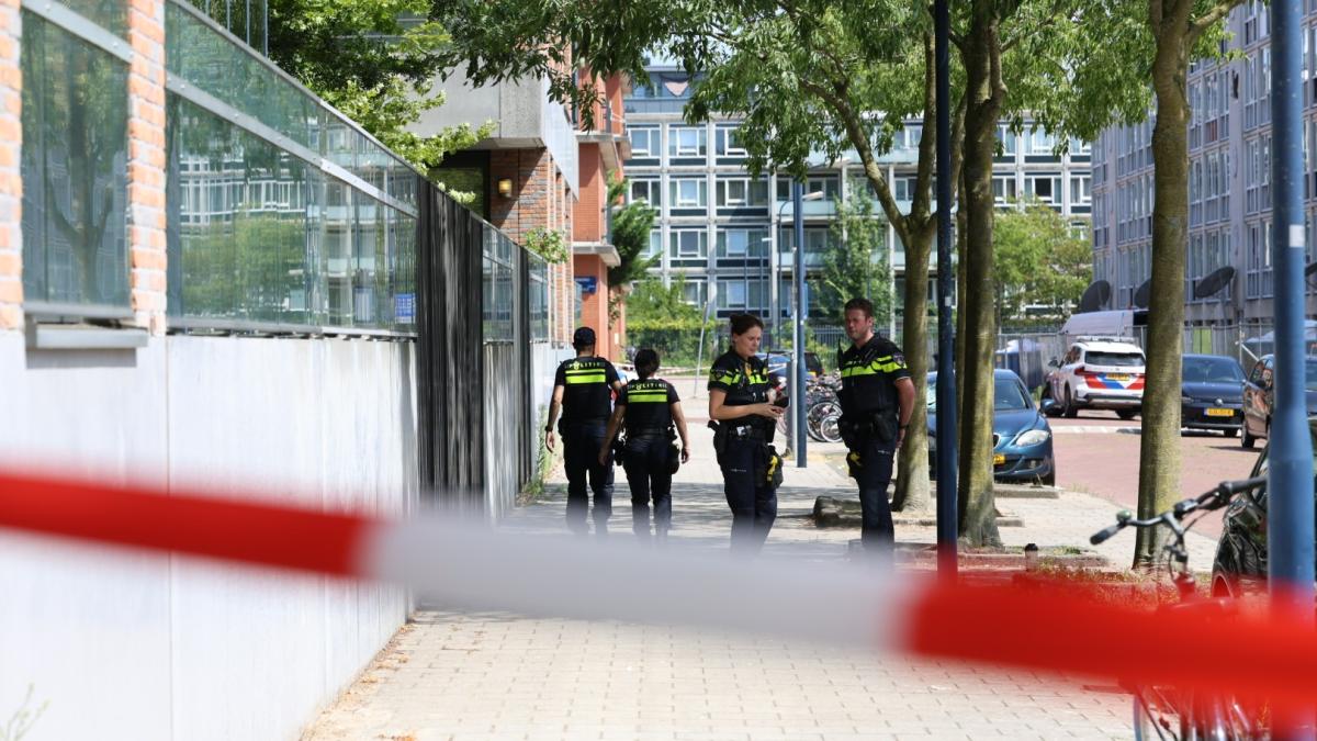 Politieactie in Amsterdam Nieuw-West: gemaskerde agenten en helikopter vliegt rond