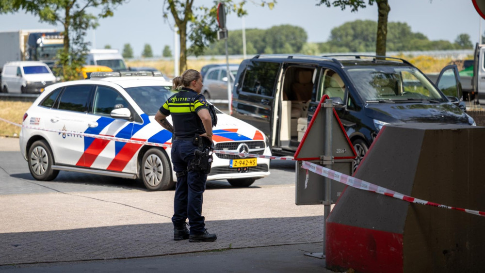 Man with gunshot wound found in taxi at Hoofddorp gas station