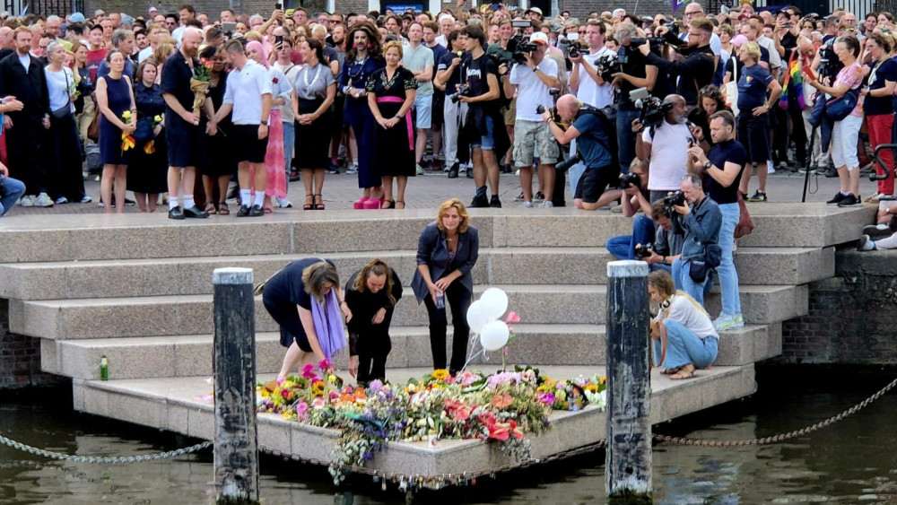 Hundreds gather at Homomonument to commemorate Berlin attack