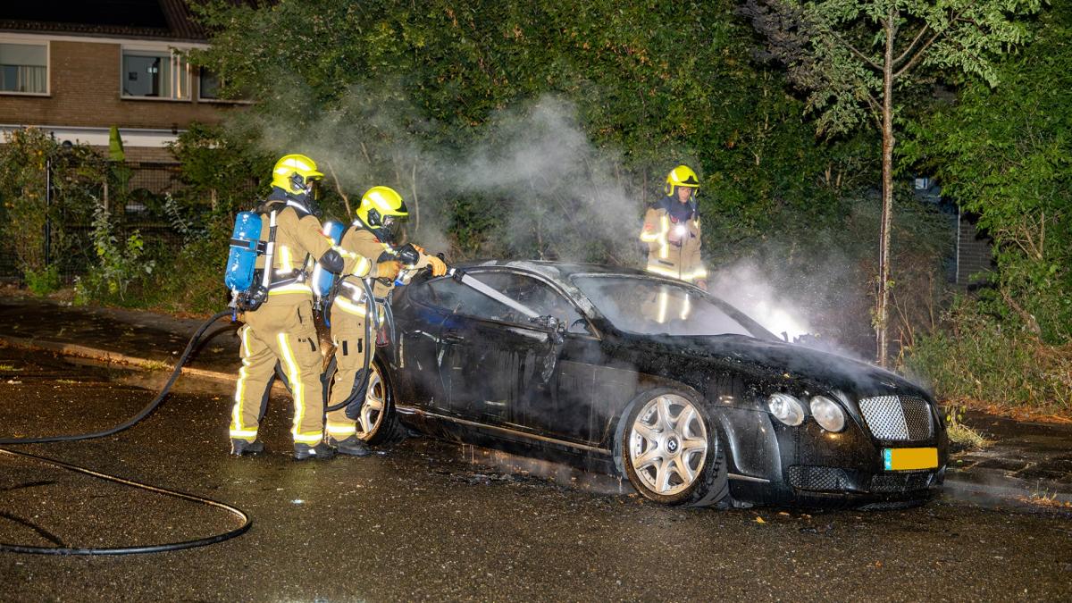 Meerdere auto's uitgebrand, waaronder luxe sportwagen