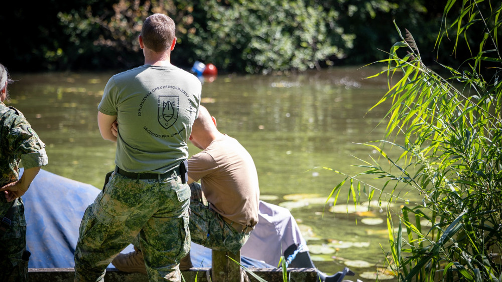 Large police and EOD investigation in water near Haarlem
