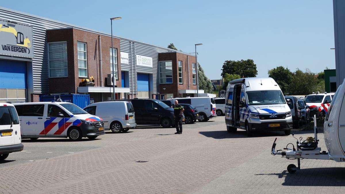 Politie doet inval in bedrijfspand Westzaan: twee aanhoudingen