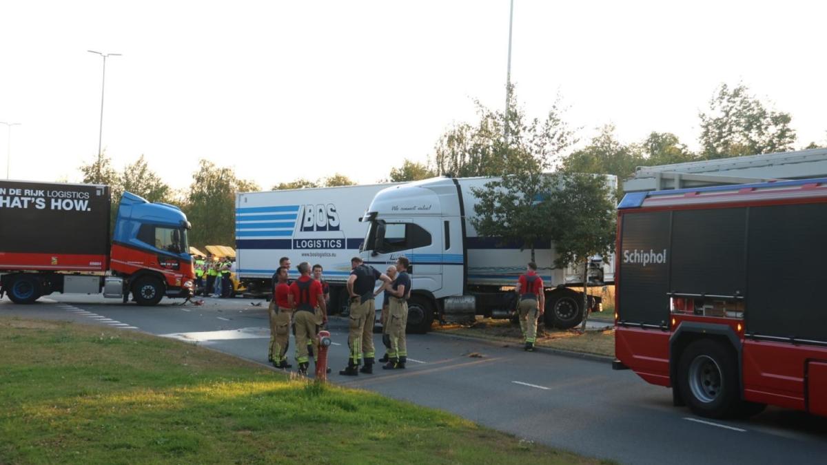 ?? Grote schade bij botsing tussen twee vrachtwagens • Voertuig vliegt in brand op N522
