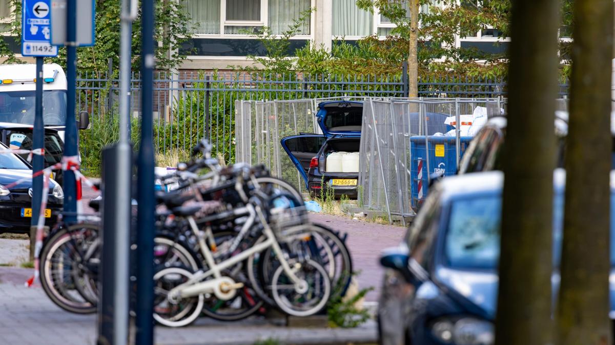 Politie zoekt drie mannen in donkere kleding na crash vol explosieven in Amsterdam