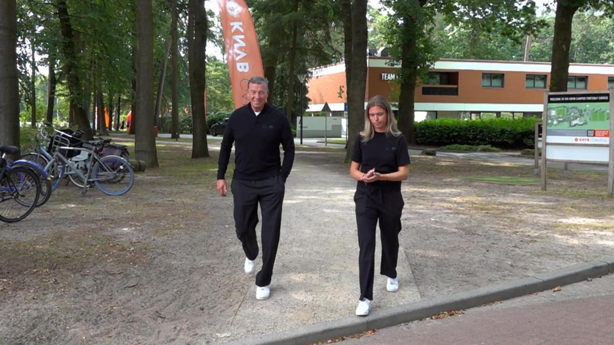 AZ-trainer staat in file en komt te laat bij persconferentie