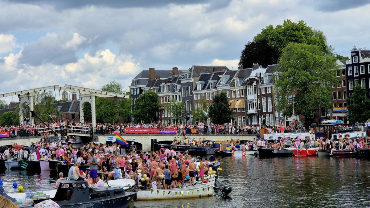 ?????? Liveblog Pride Amsterdam: binnenstad vol feestvierders na afgelopen Canal Parade