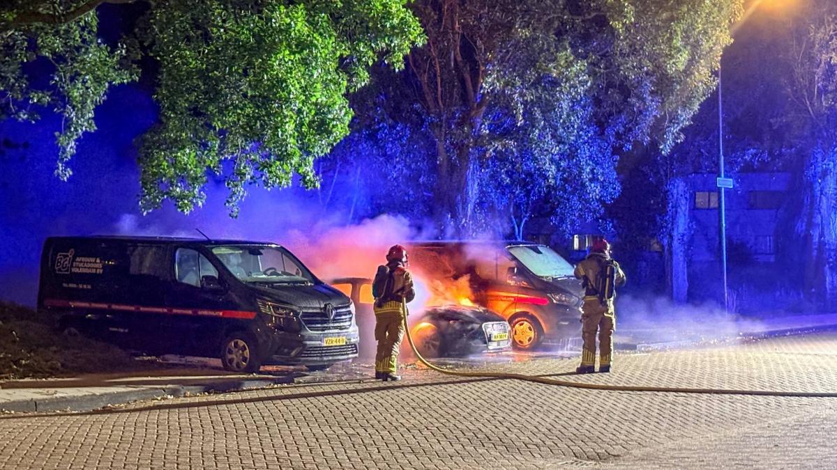 Brandweer blust autobrand in Volendam