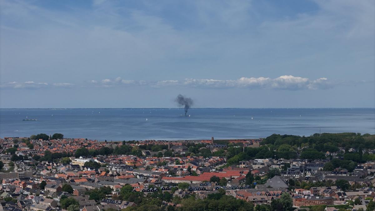 Explosie en brand op jacht IJsselmeer, twee personen gewond