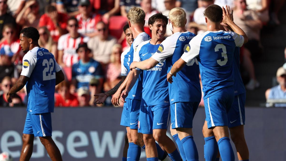 ?? AZ op voorsprong in de Johan Cruijff Schaal • PSV'er Veerman met rood van het veld