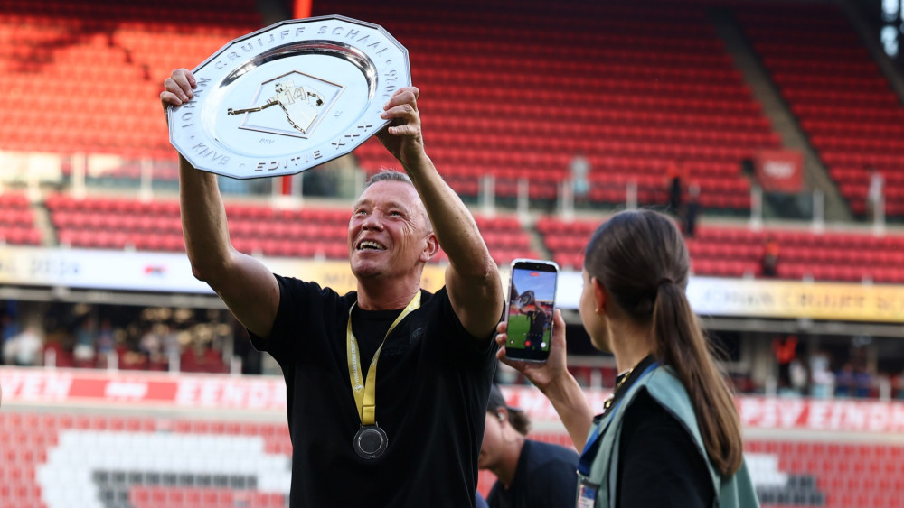 Hoe viert AZ het winnen van de Johan Cruijff Schaal? Home