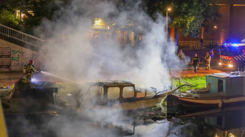 Two boats destroyed in fire at Erasmusgracht