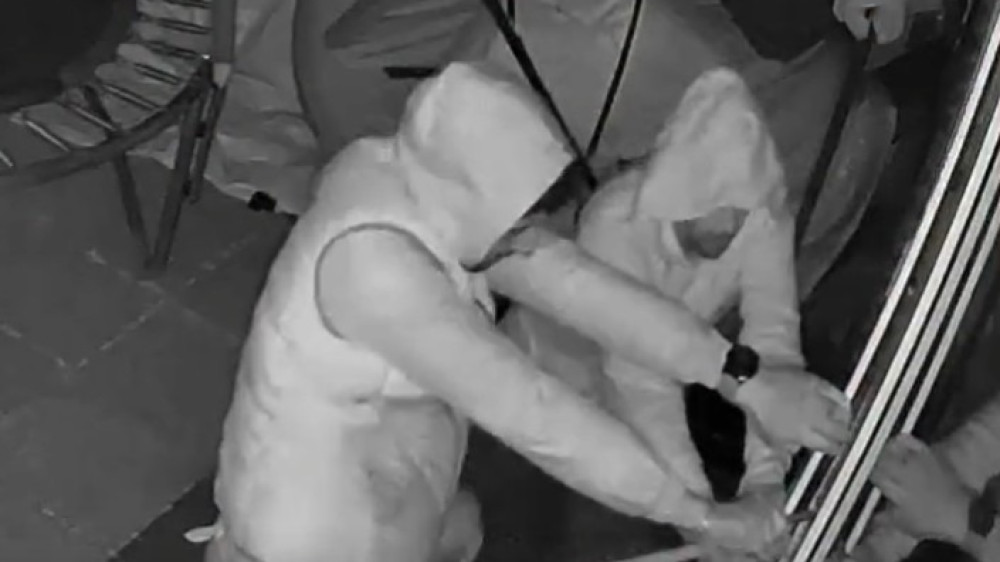 Burglars spend 1.5 hours at Osdorp home, police release footage
