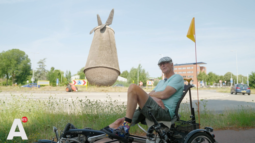Roundabout art: When I see the hare, I know I'm almost home, it really belongs there