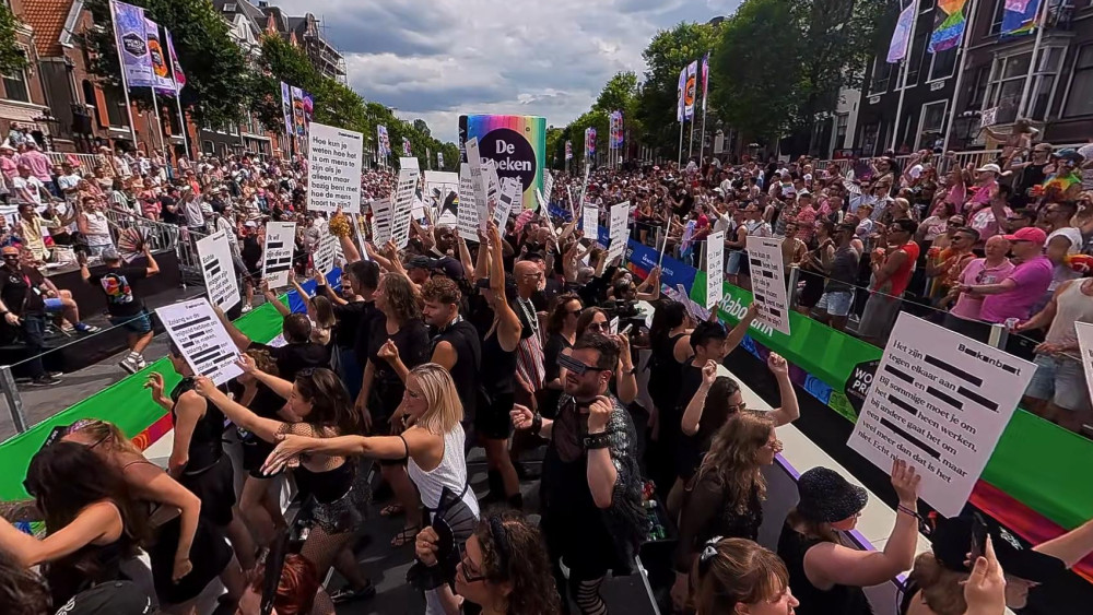 Amazing footage: we filmed the Canal Parade from the Book Boat using a 360-degree camera
