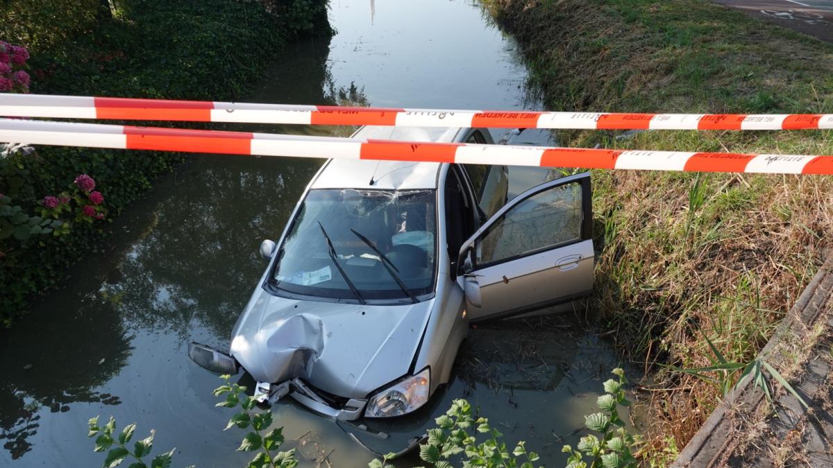 Auto belandt in sloot in Wijdewormer