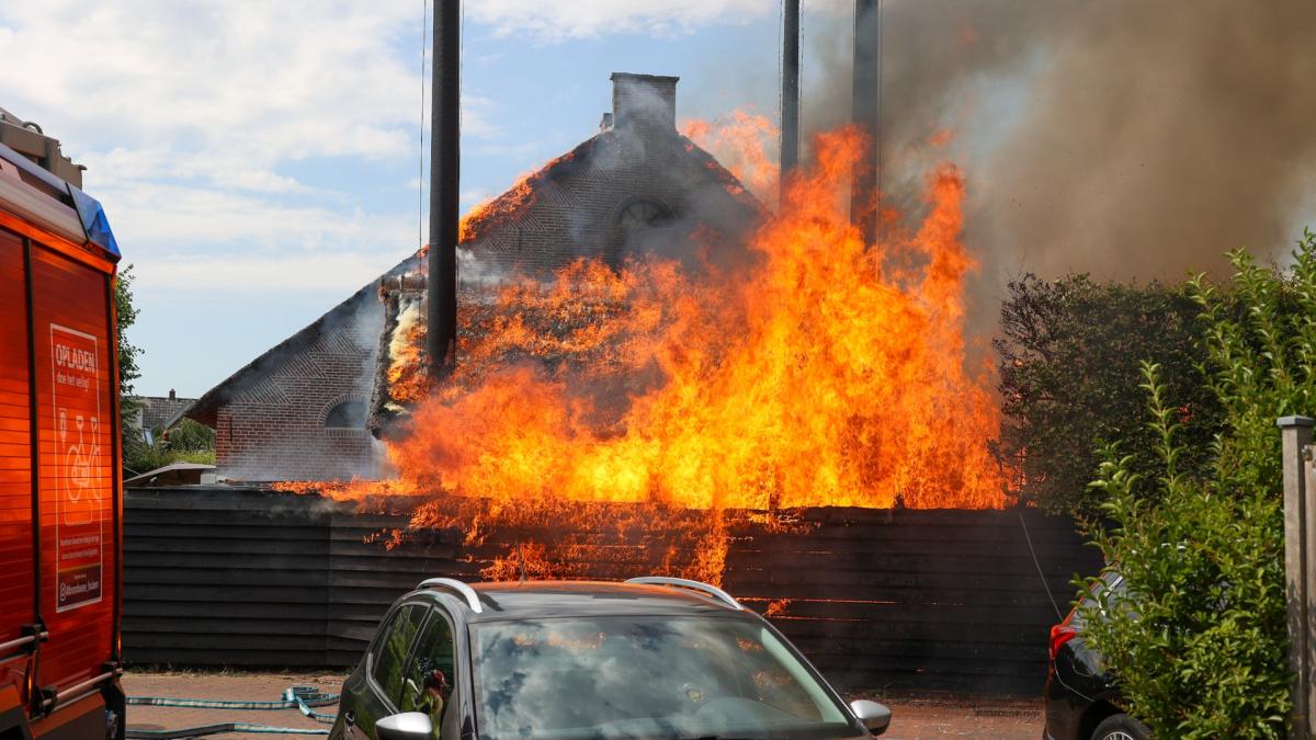 Grote brand in boerderij met rieten dak in Huizen