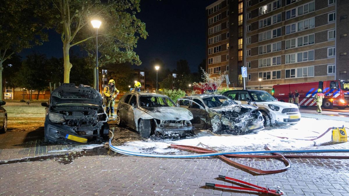 Drie auto's in vlammen op in Beverwijk, aanwijzingen van brandstichting gevonden