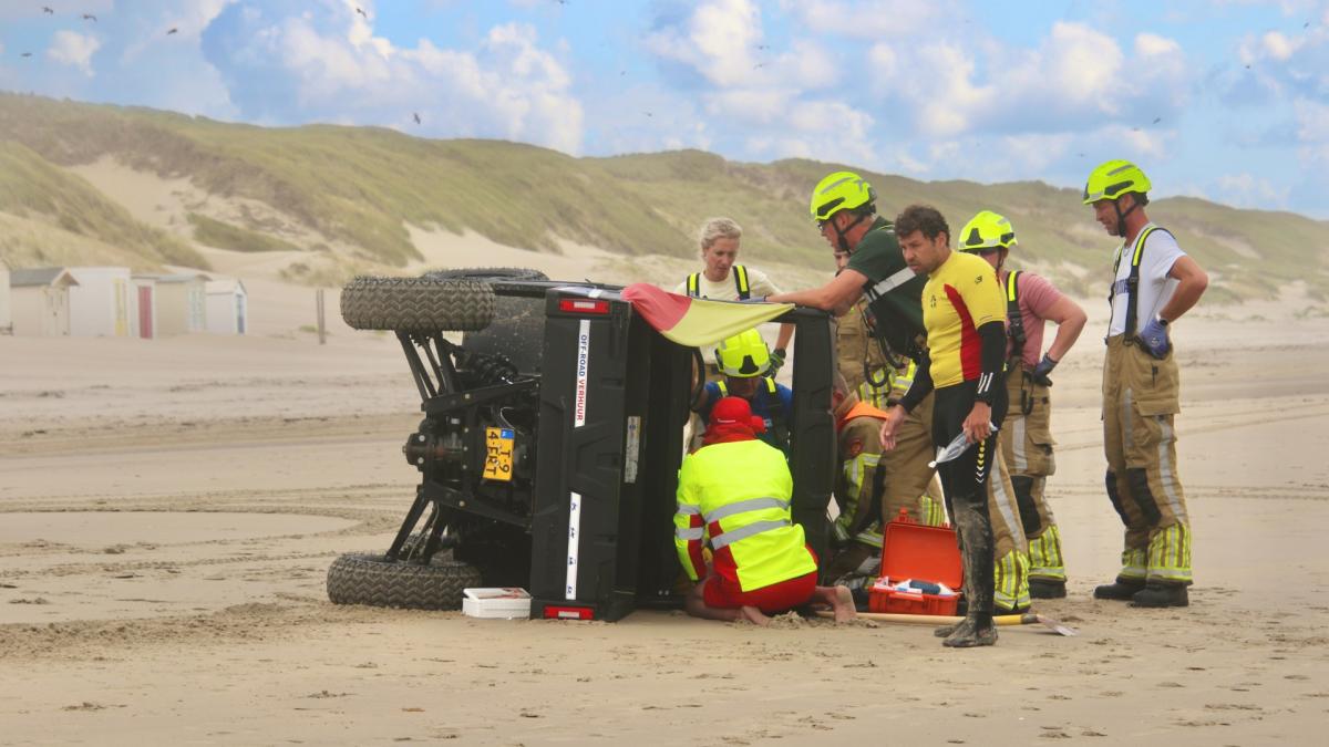 ?? Gewonde bij ongeluk met strandbuggy op Texel • Speeltoestel gaat in vlammen op
