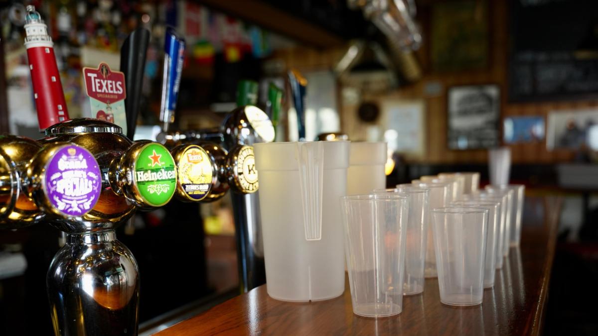 Zandvoort is troep zat en verruilt wegwerpbekers voor hardcups