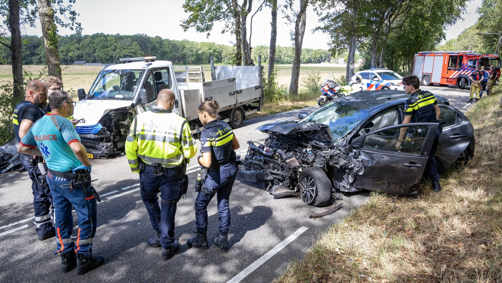 Serious collision between car and municipal vehicle in Vogelenzang, three injured
