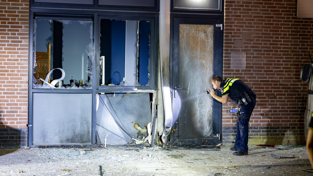Major damage following explosion at business premises in Nieuw-Vennep, fire extinguished