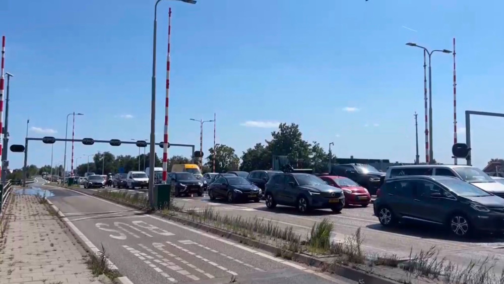 Leimuiderbrug broken again for an hour: "Does anyone have a football in the back?"