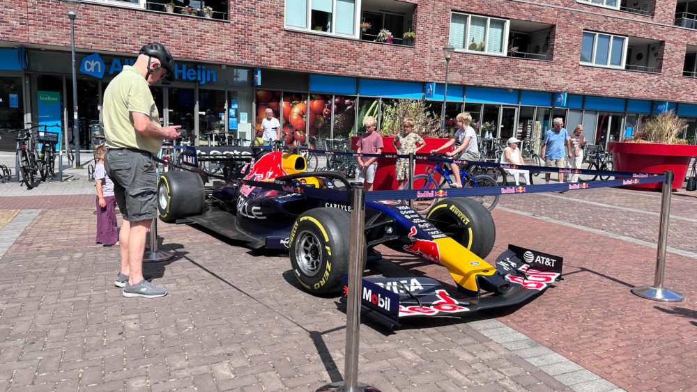 Verstappen's Formula 1 car appears in Haarlem-Noord