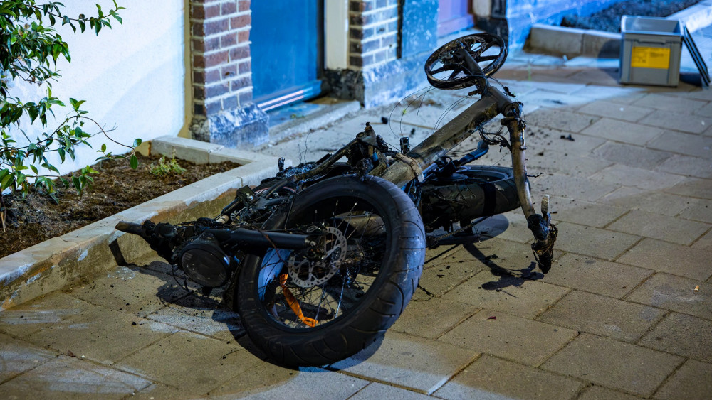 Multiple homes evacuated after e-bike fire in storage unit in De Pijp