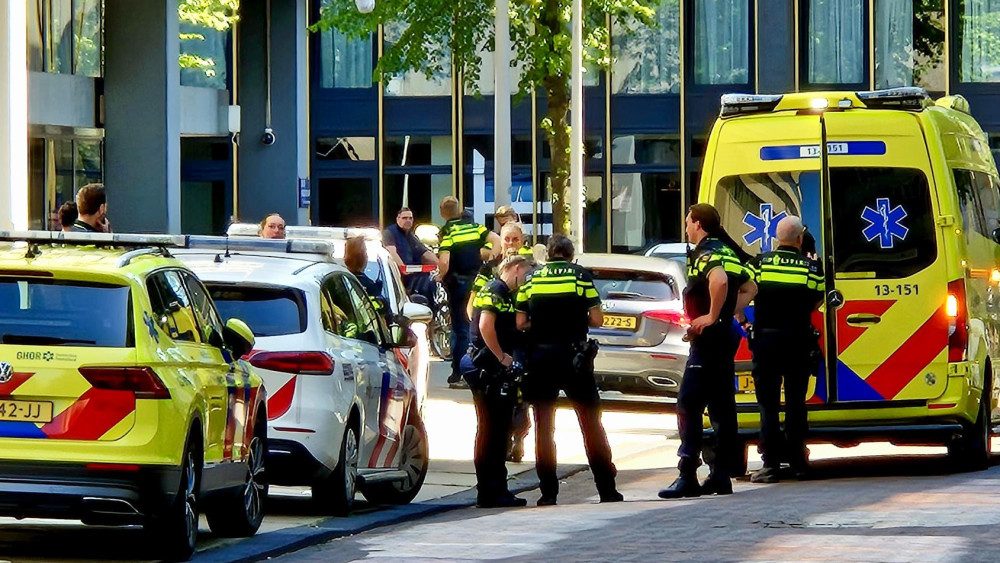 Injured man found on street in Watergraafsmeer, police investigate circumstances