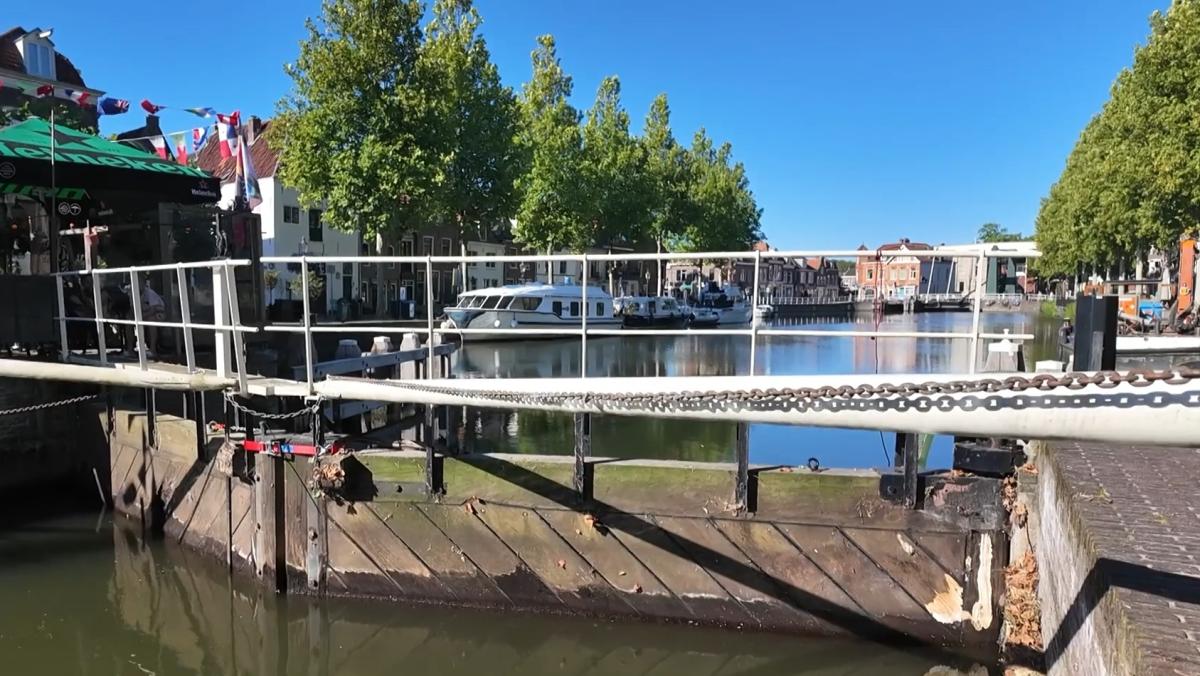 Sluis Weesp gesloten tot er weer neerslagóverschot is: 