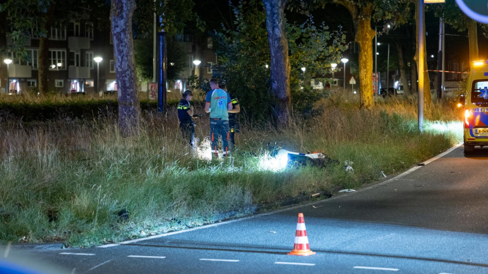 Woman (26) seriously injured in collision between scooter and car on Cornelis Lelylaan