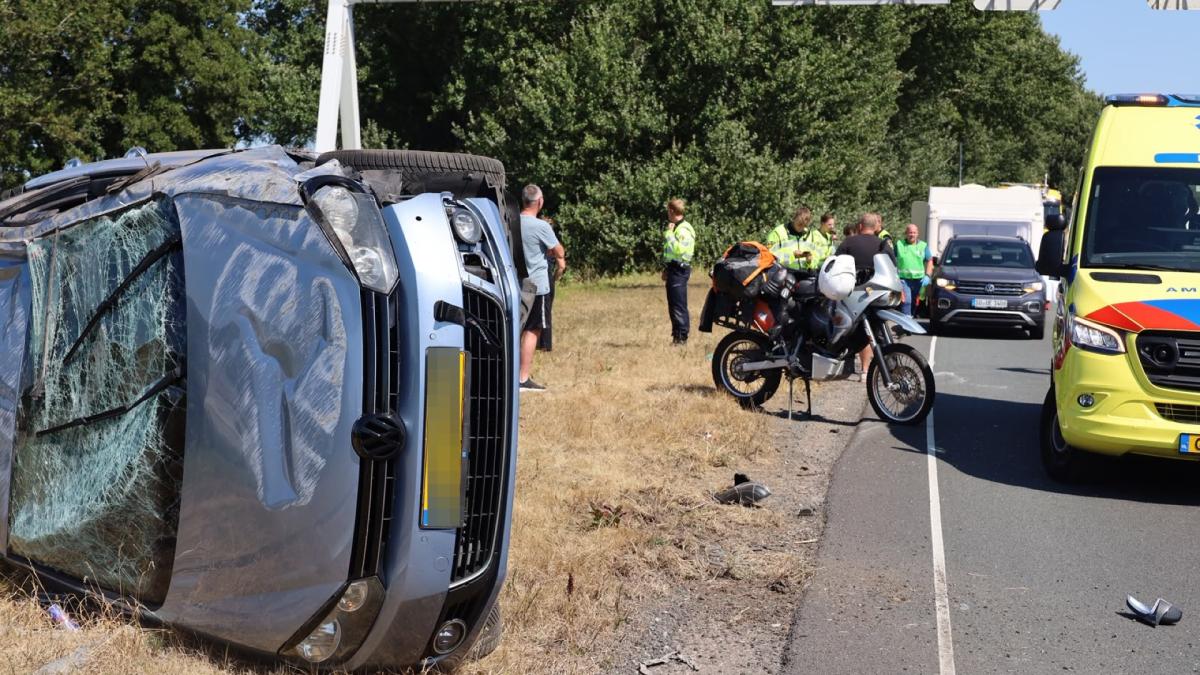 Twee gewonden en auto op z'n kant bij ongeluk A7 Wijdewormer, half uur vertraging