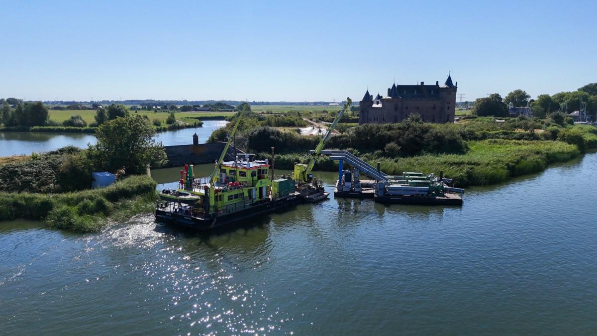Nieuwe noodpomp bij Muiden spuit 4.000 liter water per seconde tegen de droogte