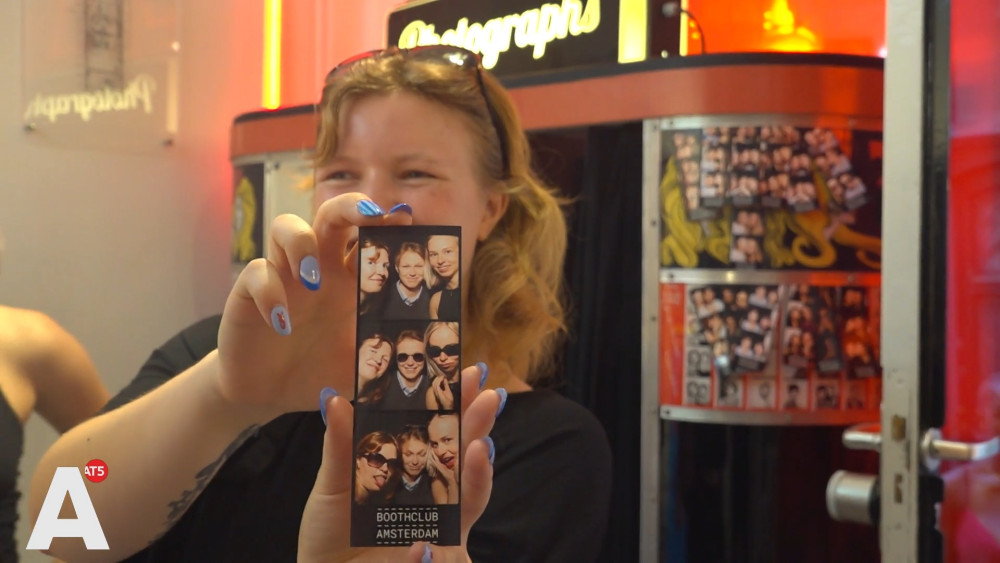 The 'old-fashioned' photo booth is trendy again: "This feels more special"