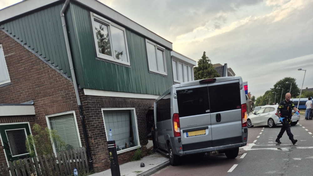 Van crashes into home on Osdorperweg, driver tests positive for alcohol