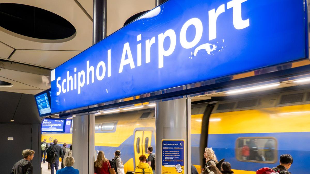 Geen treinen tussen Schiphol en Diemen Zuid na aanrijding station RAI