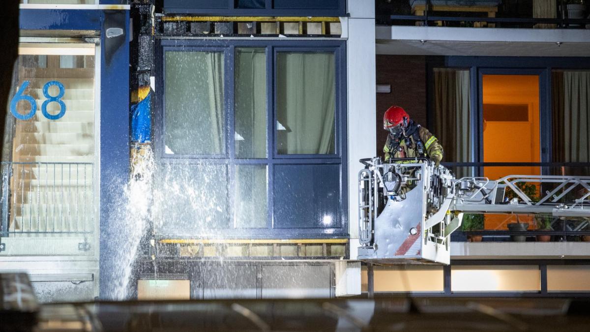 Brand met veel rook na mogelijke explosie in flat Amstelveen