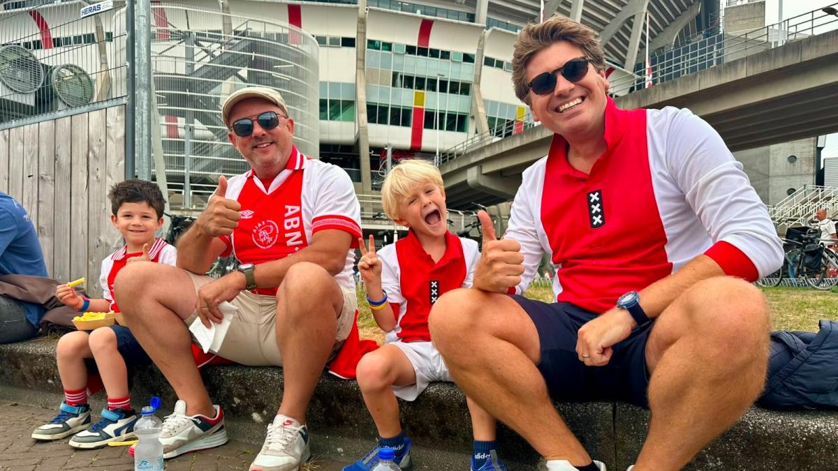 ?? Ajax gaat voor eerherstel • Amsterdammers eren vertrokken Godts met spandoek